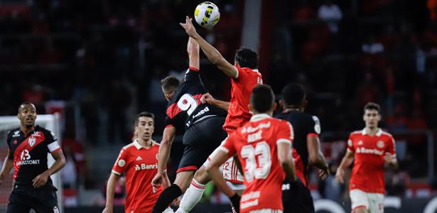 jogadores-de-internacional-e-atletico-go-disputam-bola-em-jogo-pelo-brasileirao-1653956053830_v2_615x300