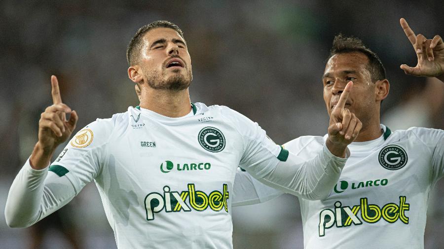 pedro-raul-do-goias-comemora-gol-em-jogo-contra-o-botafogo-pelo-brasileirao-1654562869327_v2_900x506