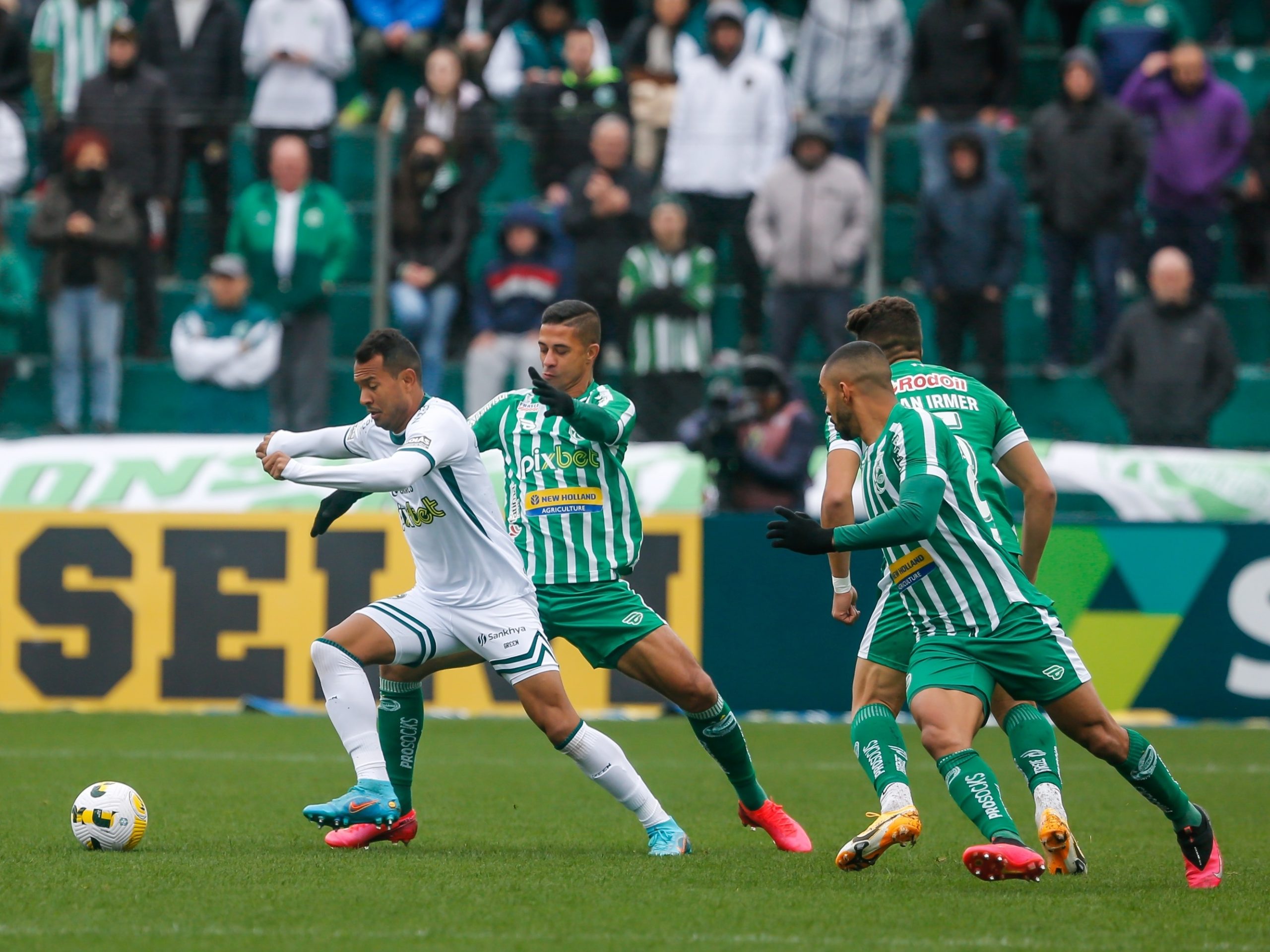 jogadores-de-juventude-e-goias-disputam-bola-durante-partida-no-brasileirao-2022-1658071249135_v2_4x3