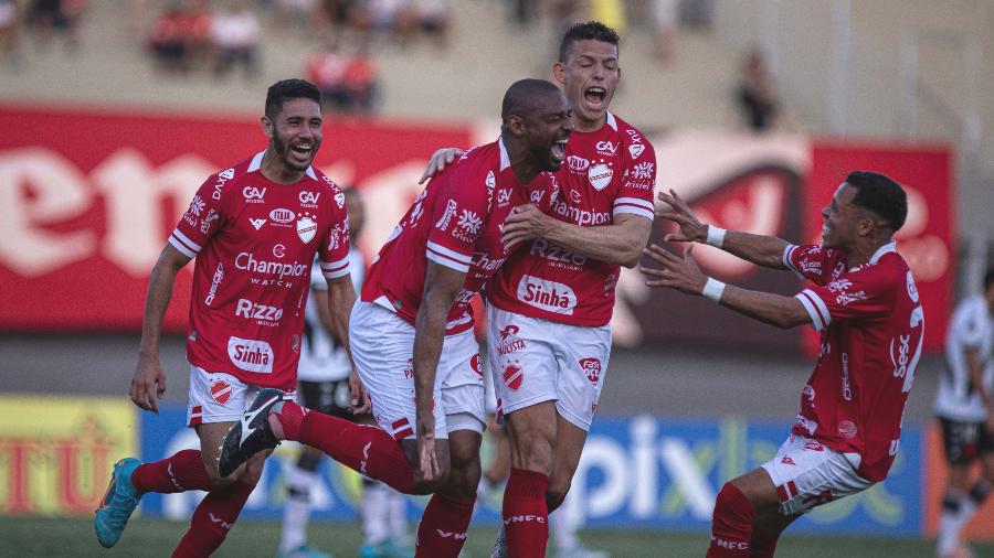 rafael-donato-comemora-gol-marcado-para-o-vila-nova-no-jogo-contra-o-vasco-valido-pela-serie-b-do-brasileirao-1658610009135_v2_900x506